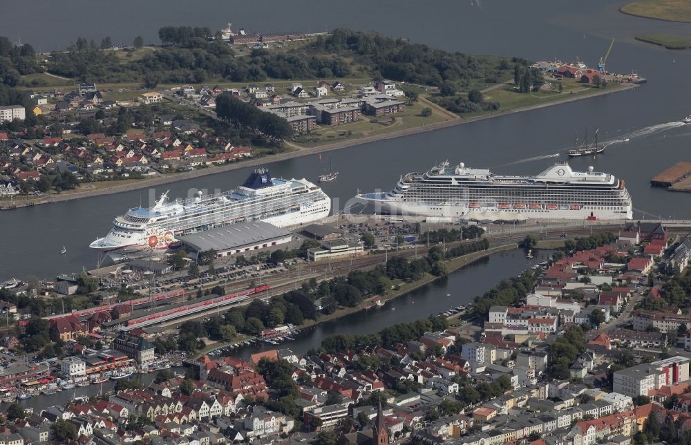 Luftbild Rostock - Kreuzfahrtschiffe in Warnemünde, einem Stadtteil von Rostock im Bundesland Mecklenburg-Vorpommern