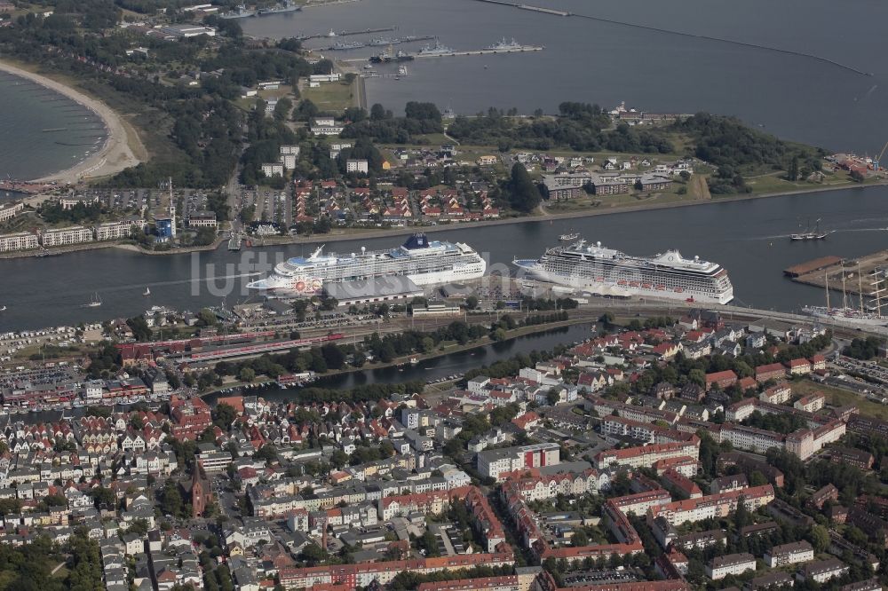 Luftaufnahme Rostock - Kreuzfahrtschiffe in Warnemünde, einem Stadtteil von Rostock im Bundesland Mecklenburg-Vorpommern