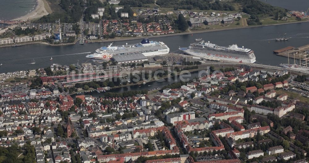 Rostock von oben - Kreuzfahrtschiffe in Warnemünde, einem Stadtteil von Rostock im Bundesland Mecklenburg-Vorpommern