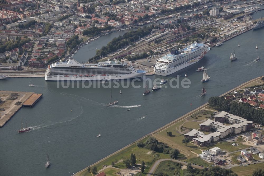 Luftbild Rostock - Kreuzfahrtschiffe in Warnemünde, einem Stadtteil von Rostock im Bundesland Mecklenburg-Vorpommern
