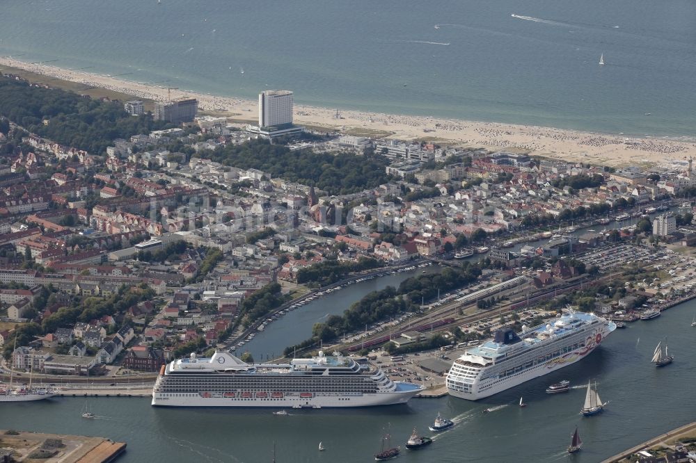 Luftaufnahme Rostock - Kreuzfahrtschiffe in Warnemünde, einem Stadtteil von Rostock im Bundesland Mecklenburg-Vorpommern