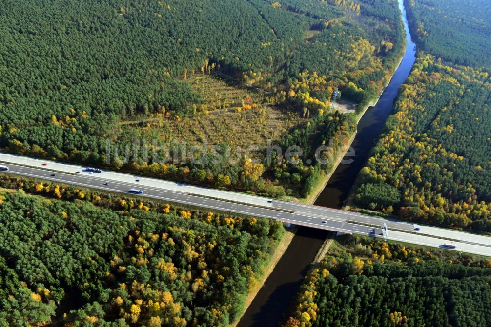 Hartmannsdorf aus der Vogelperspektive: Kreuzung an der Autobahnbrücke der BAB A10 - E55 des Berliner Ring über den Spreeverlauf bei Hartmannsdorf im Bundesland Brandenburg