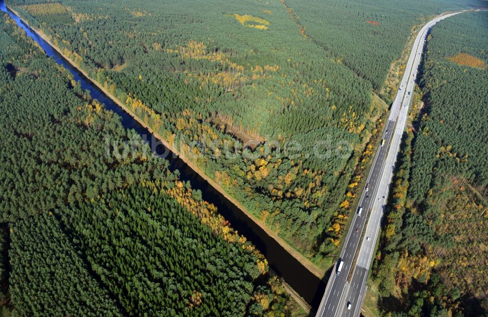 Luftaufnahme Hartmannsdorf - Kreuzung an der Autobahnbrücke der BAB A10 - E55 des Berliner Ring über den Spreeverlauf bei Hartmannsdorf im Bundesland Brandenburg