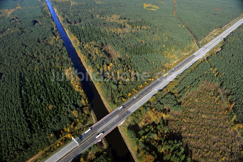 Hartmannsdorf von oben - Kreuzung an der Autobahnbrücke der BAB A10 - E55 des Berliner Ring über den Spreeverlauf bei Hartmannsdorf im Bundesland Brandenburg