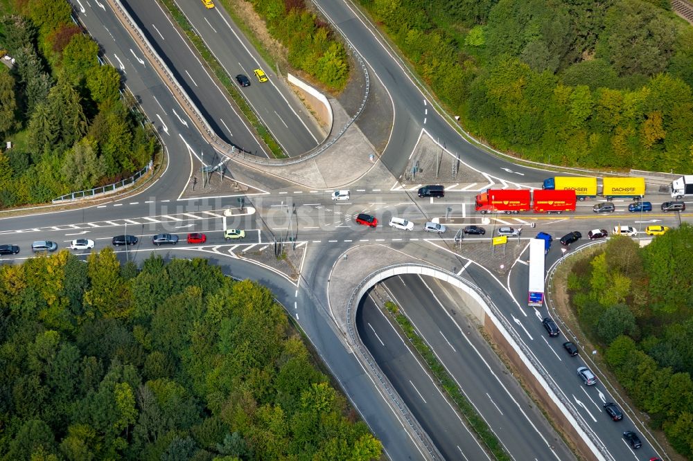 Kreuztal aus der Vogelperspektive: Kreuzung an der Heesstraße - Hüttentalstraße in Kreuztal im Bundesland Nordrhein-Westfalen, Deutschland