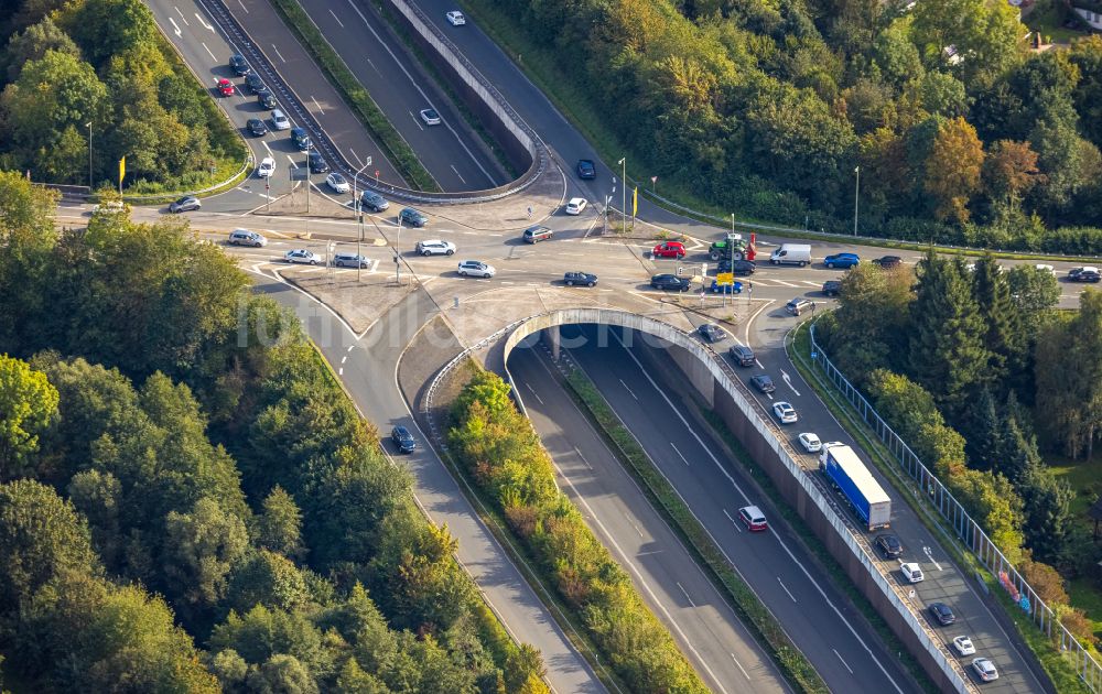 Kreuztal von oben - Kreuzung an der Heesstraße - Hüttentalstraße in Kreuztal im Bundesland Nordrhein-Westfalen, Deutschland