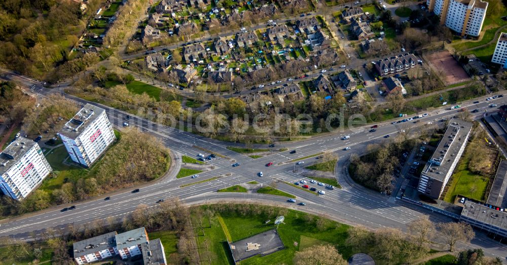 Duisburg von oben - Kreuzung Moerser Straße - Lauerstraße in Duisburg im Bundesland Nordrhein-Westfalen, Deutschland