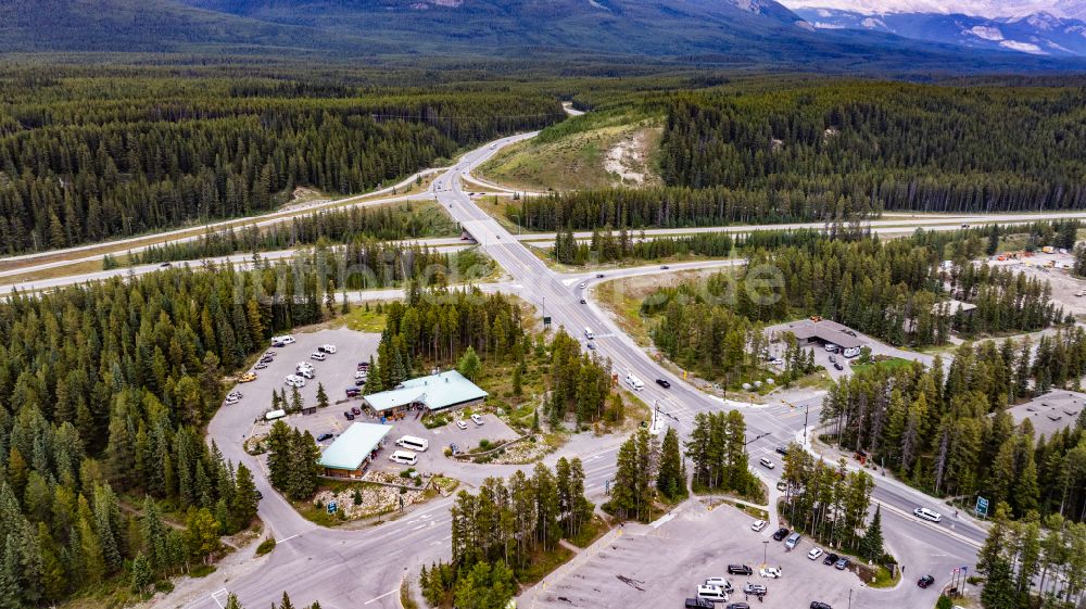 Luftaufnahme Lake Louise - Kreuzung Trans-Canada Hwy aka Icefields Pkwy in Lake Louise in Alberta, Kanada