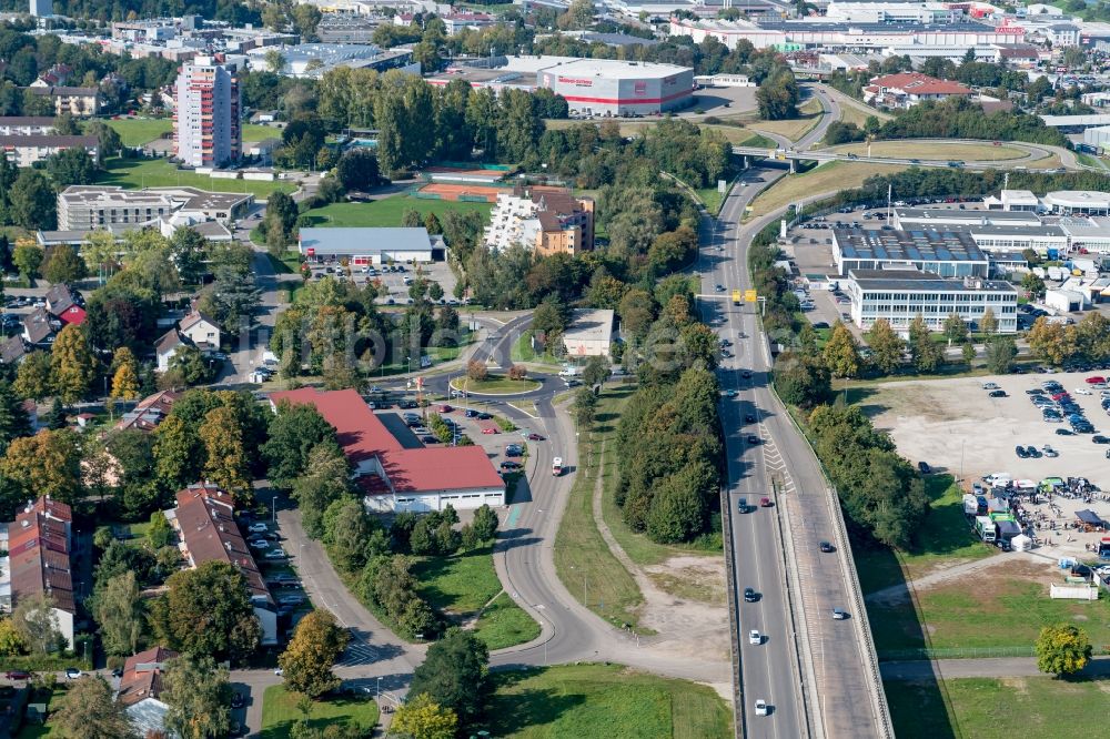 Offenburg von oben - Kreuzung B3 Verkehrsführung in Offenburg im Bundesland Baden-Württemberg, Deutschland