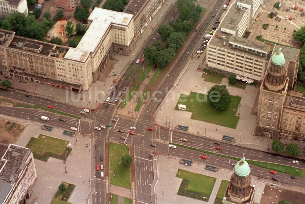 Berlin von oben - Kreuzung Warschauerstraße Frankfgurteralleee mit Bick auf Gebäude der ehemaliegen Stalin Allee gehörend zum Weltkulturerbe 06