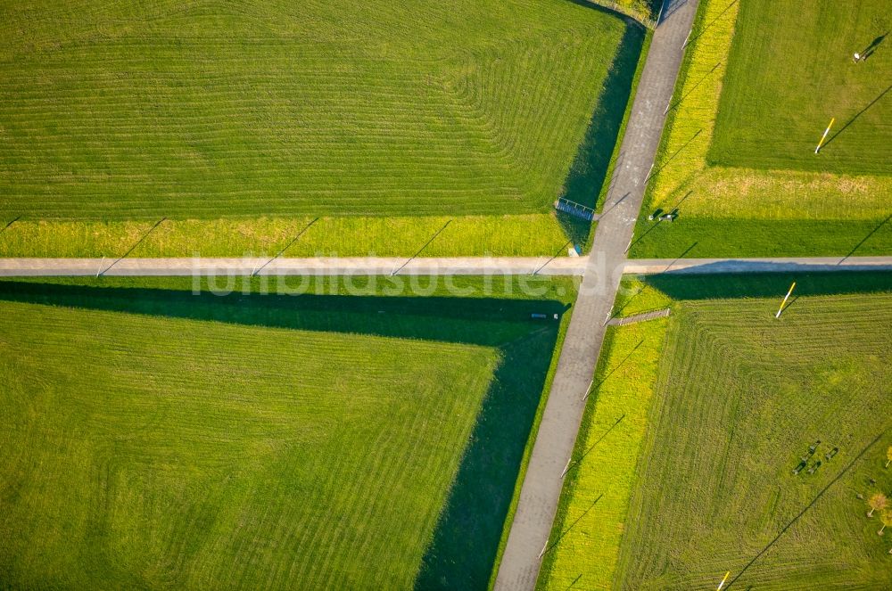 Luftaufnahme Duisburg - Kreuzweg in der Parkanlage Rheinpark in Duisburg im Bundesland Nordrhein-Westfalen