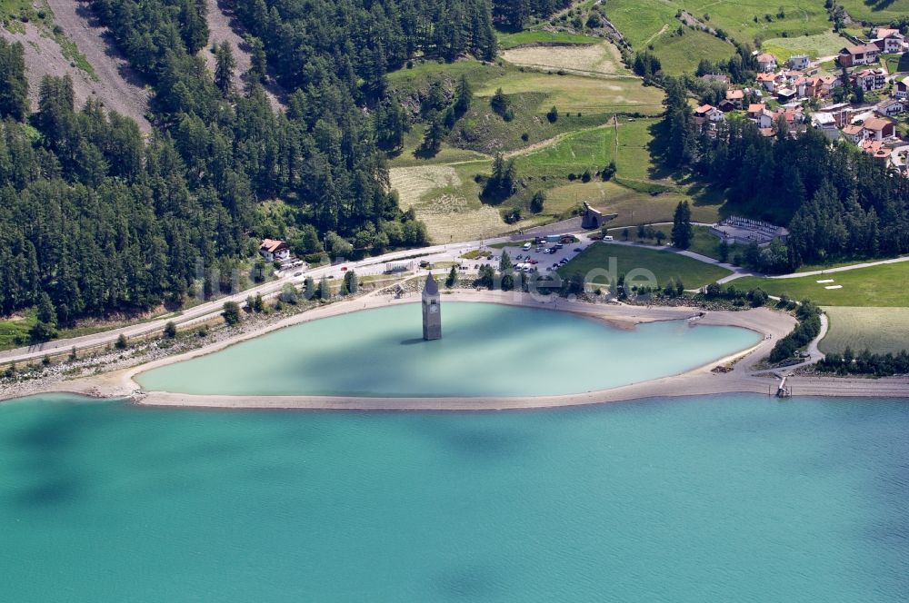 Luftbild Graun Im Vinschgau - Krichturm Alt-Graun in Graun im Vinschgau in Italien