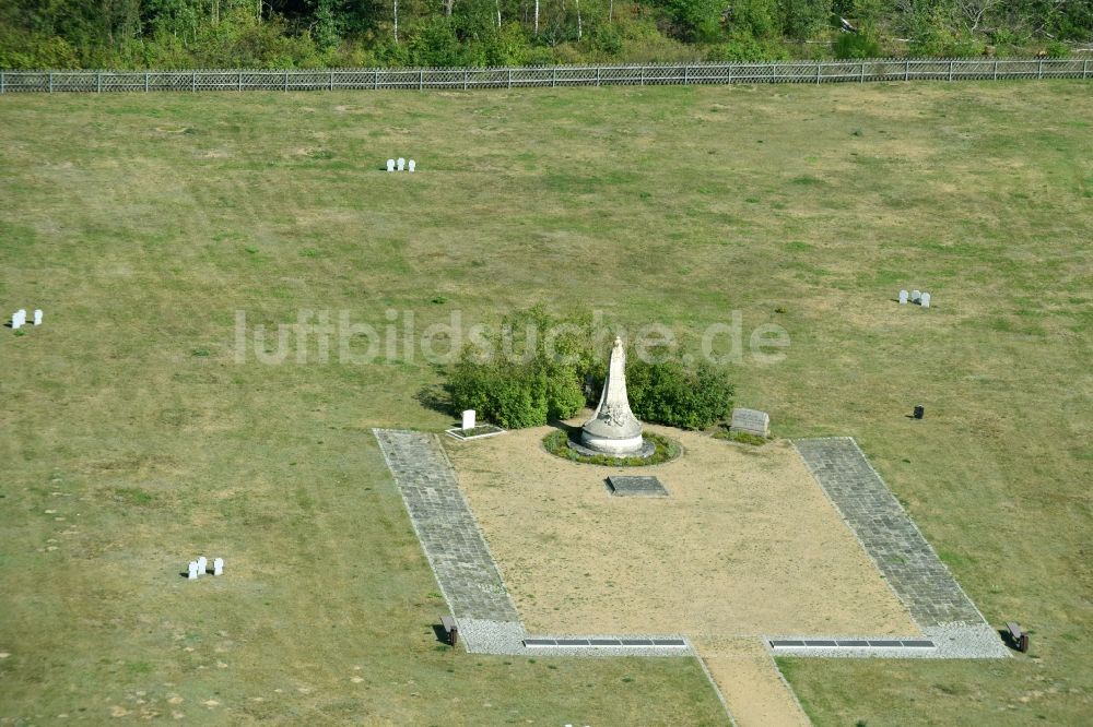 Parchim von oben - Kriegs- Geschichts- Denkmal am Dammmer Weg in Parchim im Bundesland Mecklenburg-Vorpommern