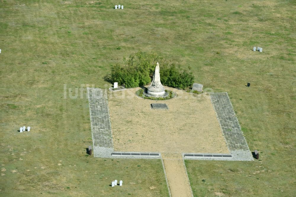 Parchim aus der Vogelperspektive: Kriegs- Geschichts- Denkmal am Dammmer Weg in Parchim im Bundesland Mecklenburg-Vorpommern