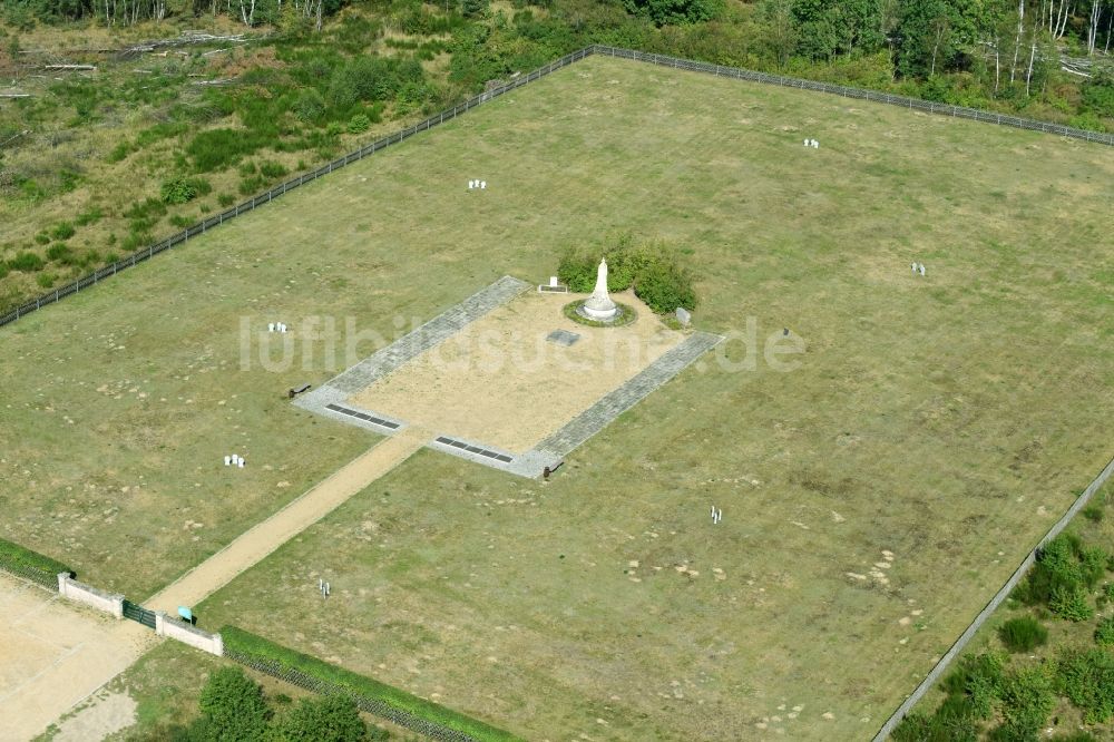 Luftbild Parchim - Kriegs- Geschichts- Denkmal am Dammmer Weg in Parchim im Bundesland Mecklenburg-Vorpommern