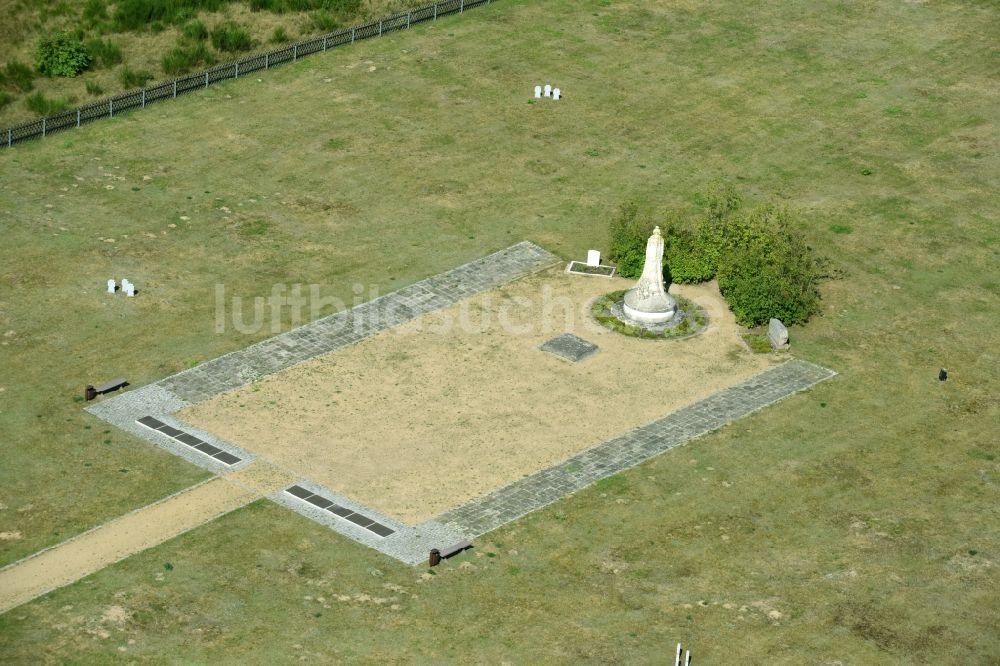 Parchim aus der Vogelperspektive: Kriegs- Geschichts- Denkmal am Dammmer Weg in Parchim im Bundesland Mecklenburg-Vorpommern