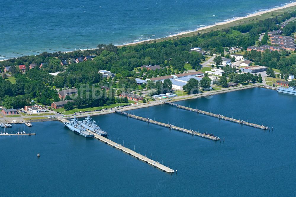 Rostock aus der Vogelperspektive: Kriegsschiff der Marine der Bundeswehr - Korvette F261 und F264 in Rostock im Bundesland Mecklenburg-Vorpommern, Deutschland