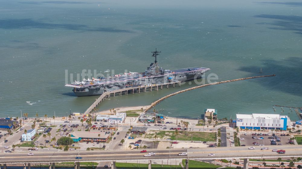 Luftbild Corpus Christi - Kriegsschiff der Marine USS Lexington, CV-16, Essex-Class Aircraft Carrier in Corpus Christi in Texas, USA