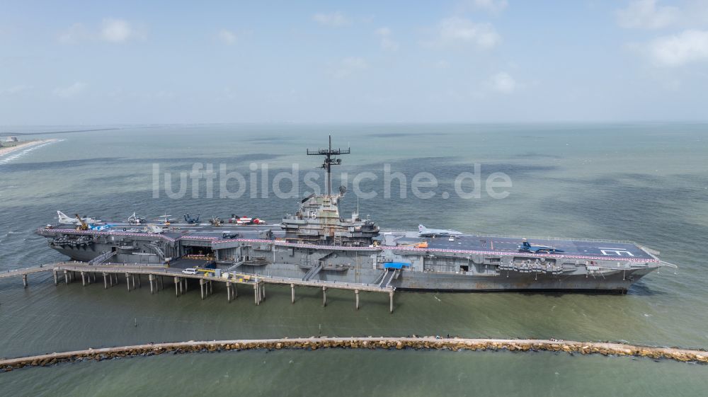 Corpus Christi von oben - Kriegsschiff der Marine USS Lexington, CV-16, Essex-Class Aircraft Carrier in Corpus Christi in Texas, USA