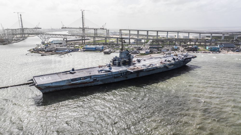 Corpus Christi aus der Vogelperspektive: Kriegsschiff der Marine USS Lexington, CV-16, Essex-Class Aircraft Carrier in Corpus Christi in Texas, USA