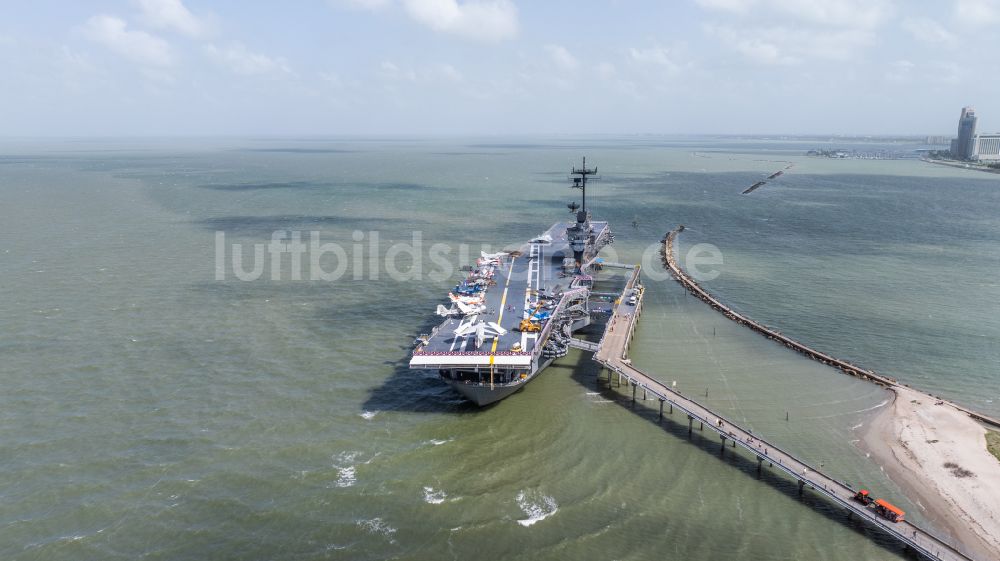 Luftbild Corpus Christi - Kriegsschiff der Marine USS Lexington, CV-16, Essex-Class Aircraft Carrier in Corpus Christi in Texas, USA