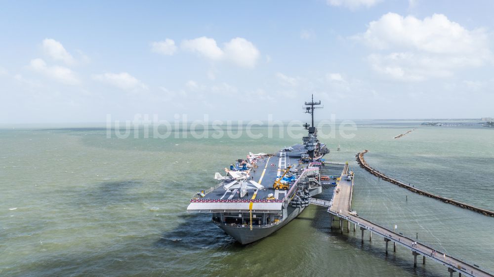 Luftaufnahme Corpus Christi - Kriegsschiff der Marine USS Lexington, CV-16, Essex-Class Aircraft Carrier in Corpus Christi in Texas, USA