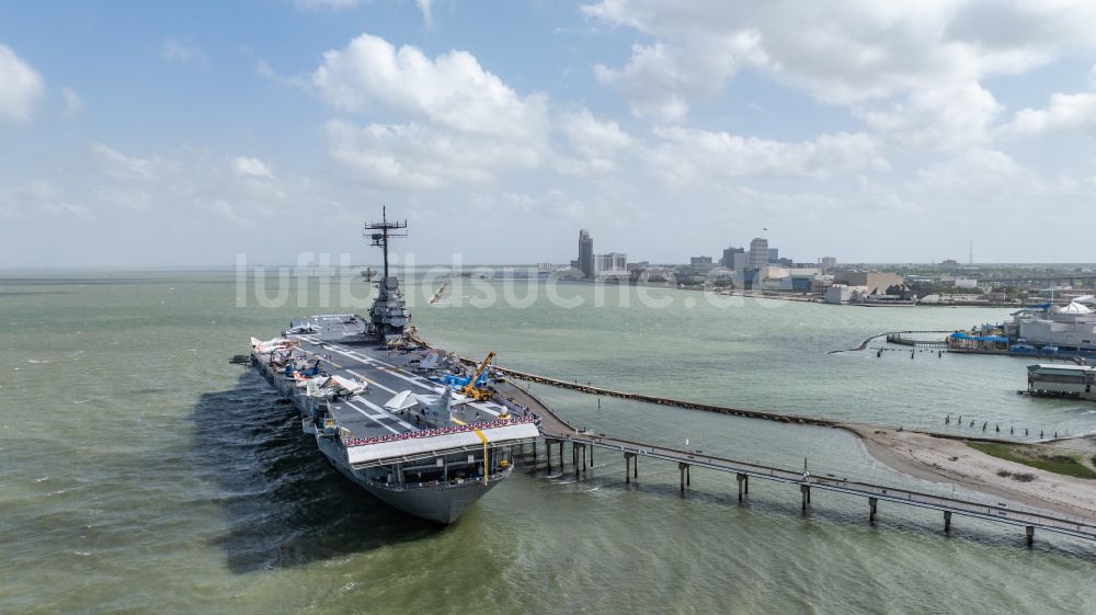 Corpus Christi von oben - Kriegsschiff der Marine USS Lexington, CV-16, Essex-Class Aircraft Carrier in Corpus Christi in Texas, USA