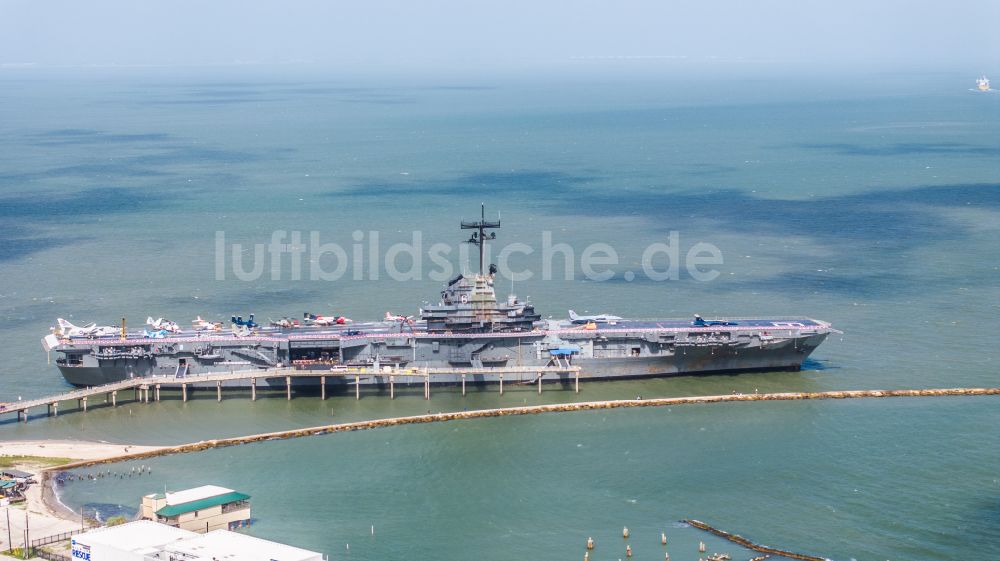 Corpus Christi aus der Vogelperspektive: Kriegsschiff der Marine USS Lexington, CV-16, Essex-Class Aircraft Carrier in Corpus Christi in Texas, USA