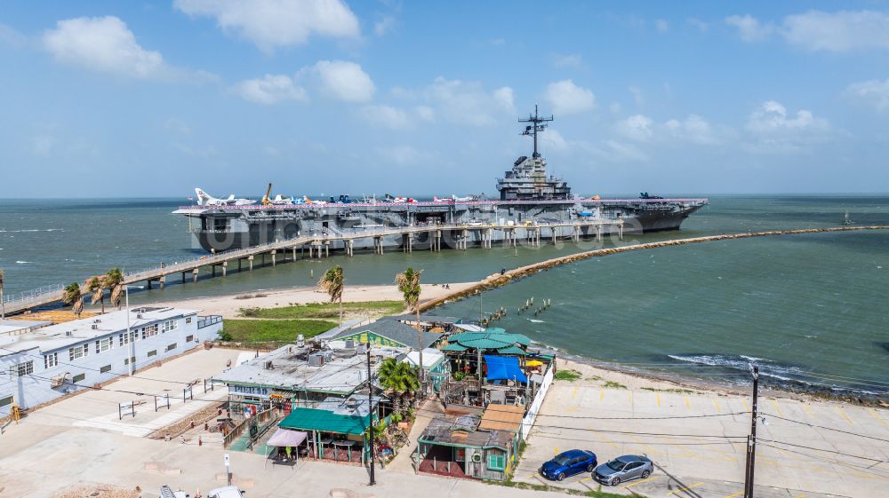 Corpus Christi aus der Vogelperspektive: Kriegsschiff der Marine USS Lexington, CV-16, Essex-Class Aircraft Carrier in Corpus Christi in Texas, USA