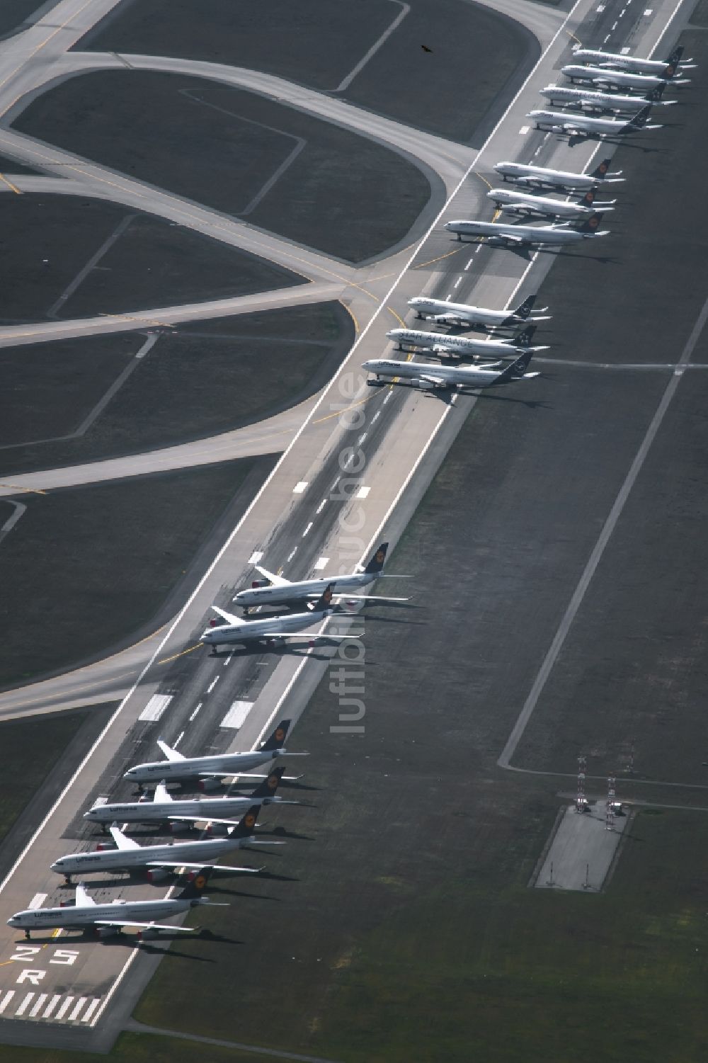 Luftaufnahme Kelsterbach - Krisenbedingt abgestellte Passagierflugzeuge auf dem Flughafen Frankfurt Airport in Kelsterbach im Bundesland Hessen, Deutschland