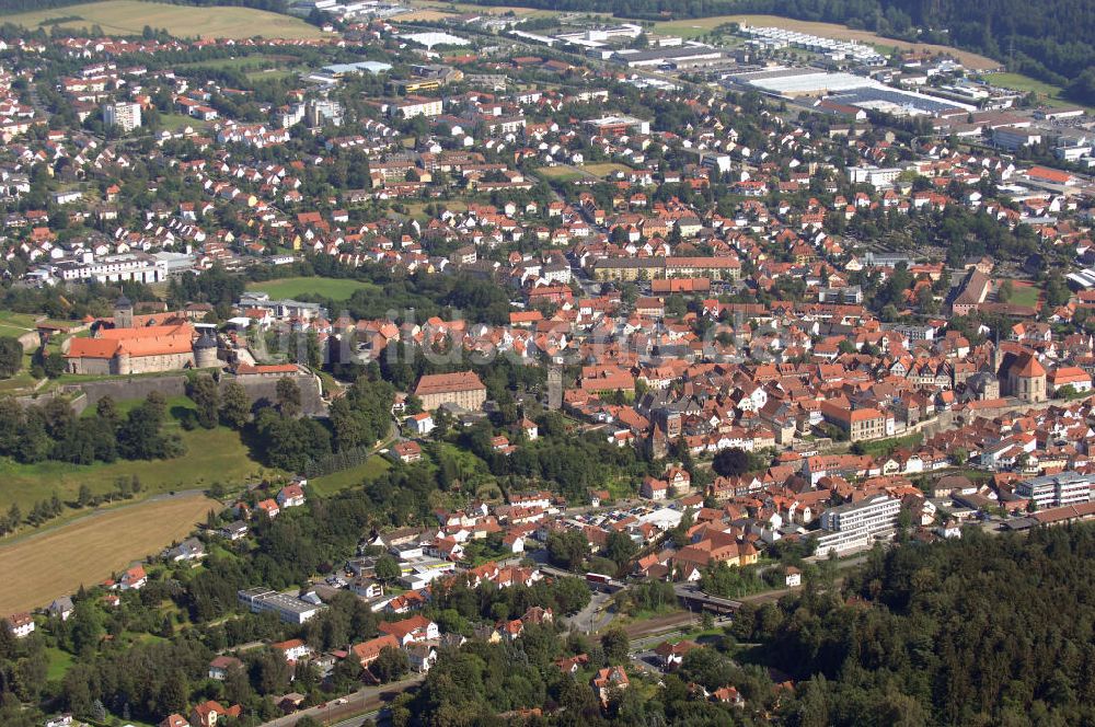 Kronach aus der Vogelperspektive: Kronach mit Feste Rosenberg, Firma Loewe AG und der Lucas- Cranach Grundschule