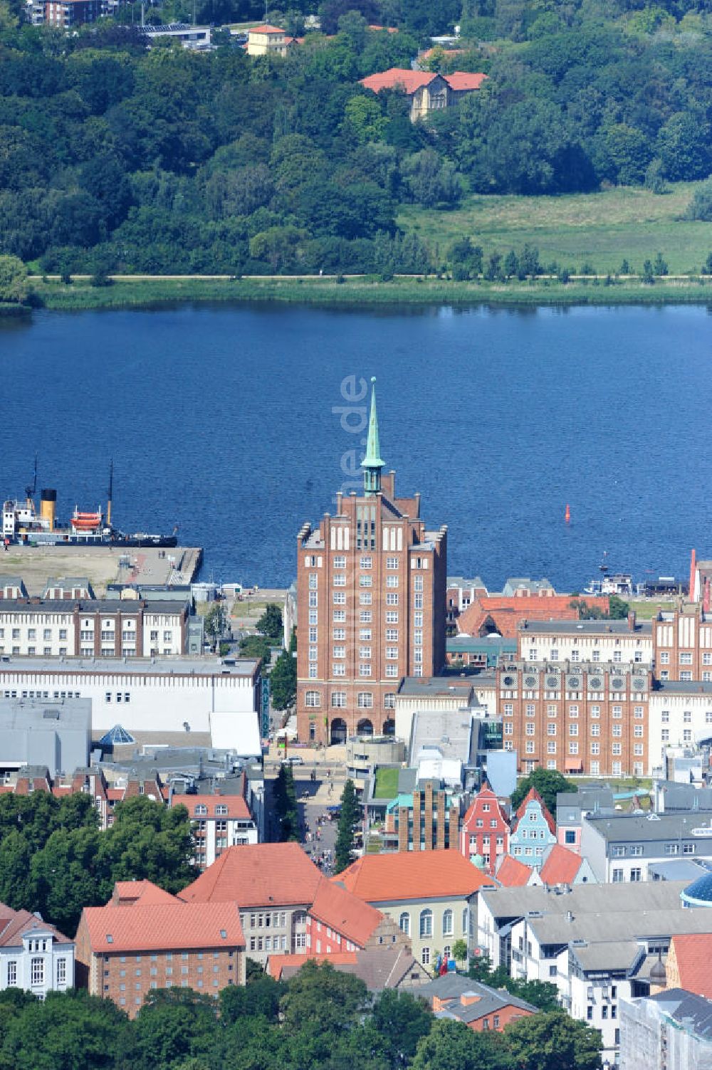 Rostock von oben - Kröpeliner Tor am Warnowufer der Altstadt von Rostock