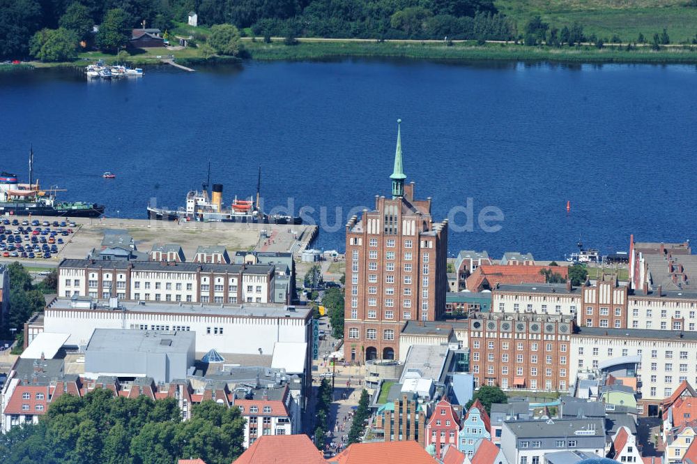 Luftbild Rostock - Kröpeliner Tor am Warnowufer der Altstadt von Rostock