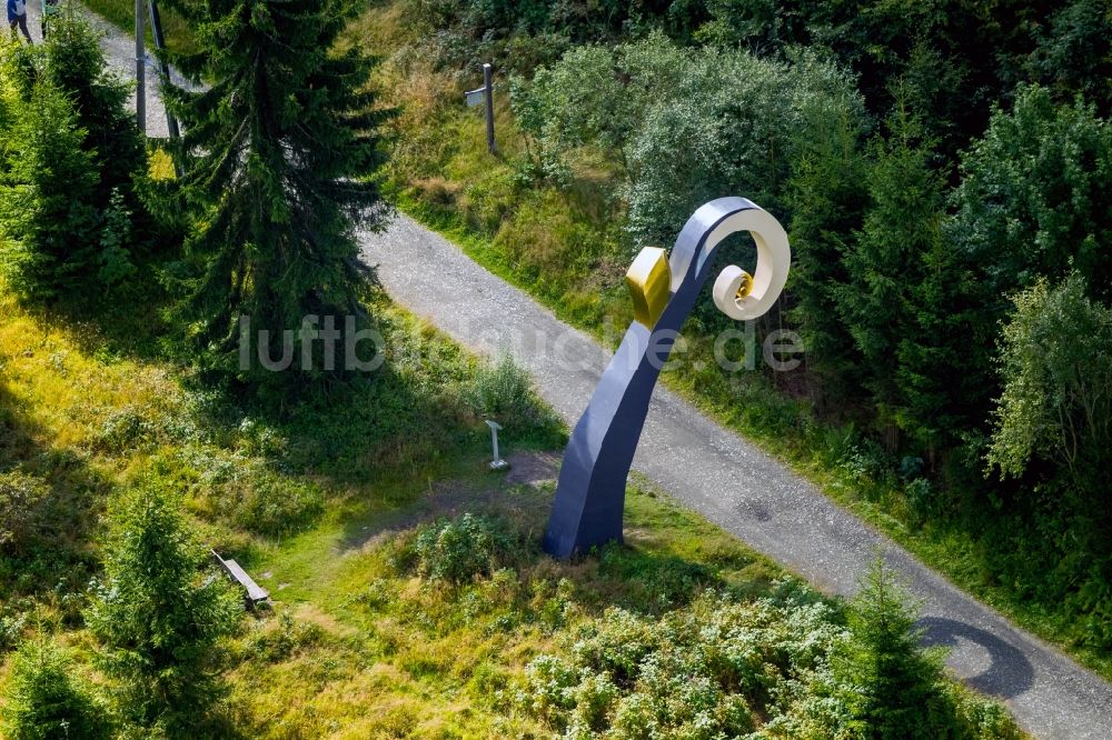 Schmallenberg aus der Vogelperspektive: Krummstab am Waldskulpturenweg Schmallenberg im Bundesland Nordrhein-Westfalen