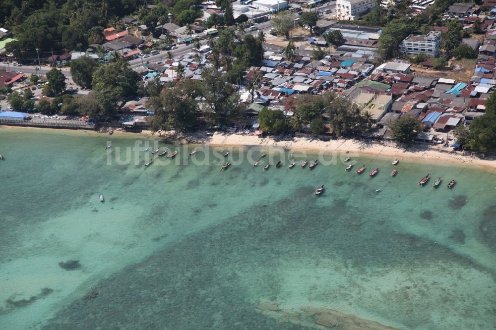 Rawai aus der Vogelperspektive: Küste bei der Stadt Rawai auf der Insel Phuket in Thailand