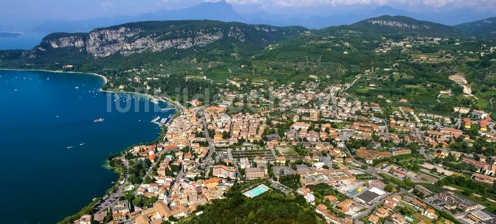 Garda von oben - Küste in Garda mit Bergen im Hintergrund in Veneto, Italien