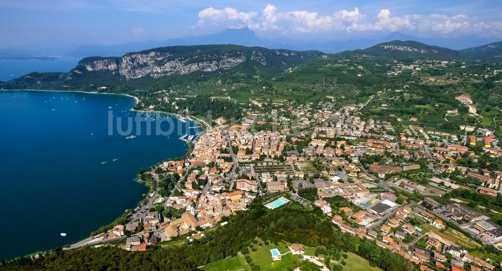 Garda aus der Vogelperspektive: Küste in Garda mit Bergen im Hintergrund in Veneto, Italien