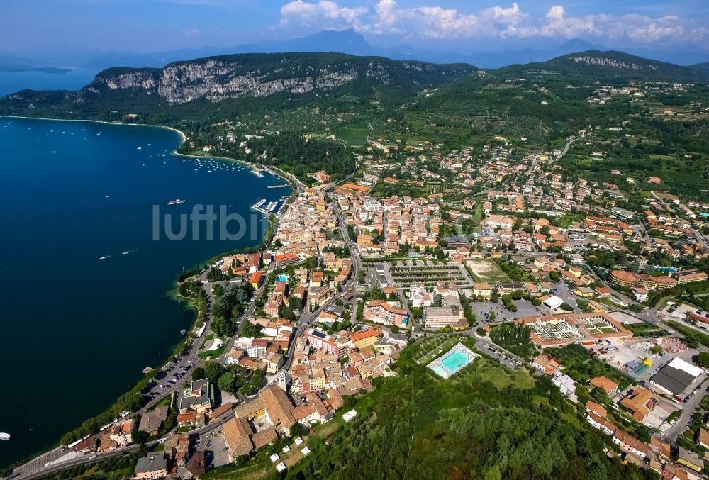 Luftbild Garda - Küste in Garda mit Bergen im Hintergrund in Veneto, Italien