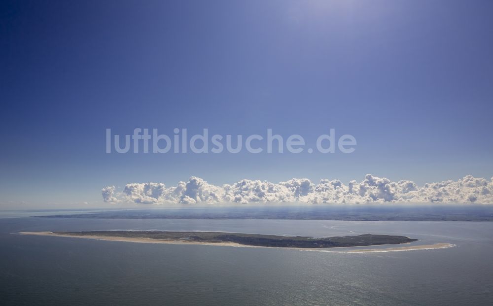 Spiekeroog aus der Vogelperspektive: Küste der Insel Spiekeroog als Teil der ostfriesischen Inseln im Wattenmeer im Bundesland Niedersachsen