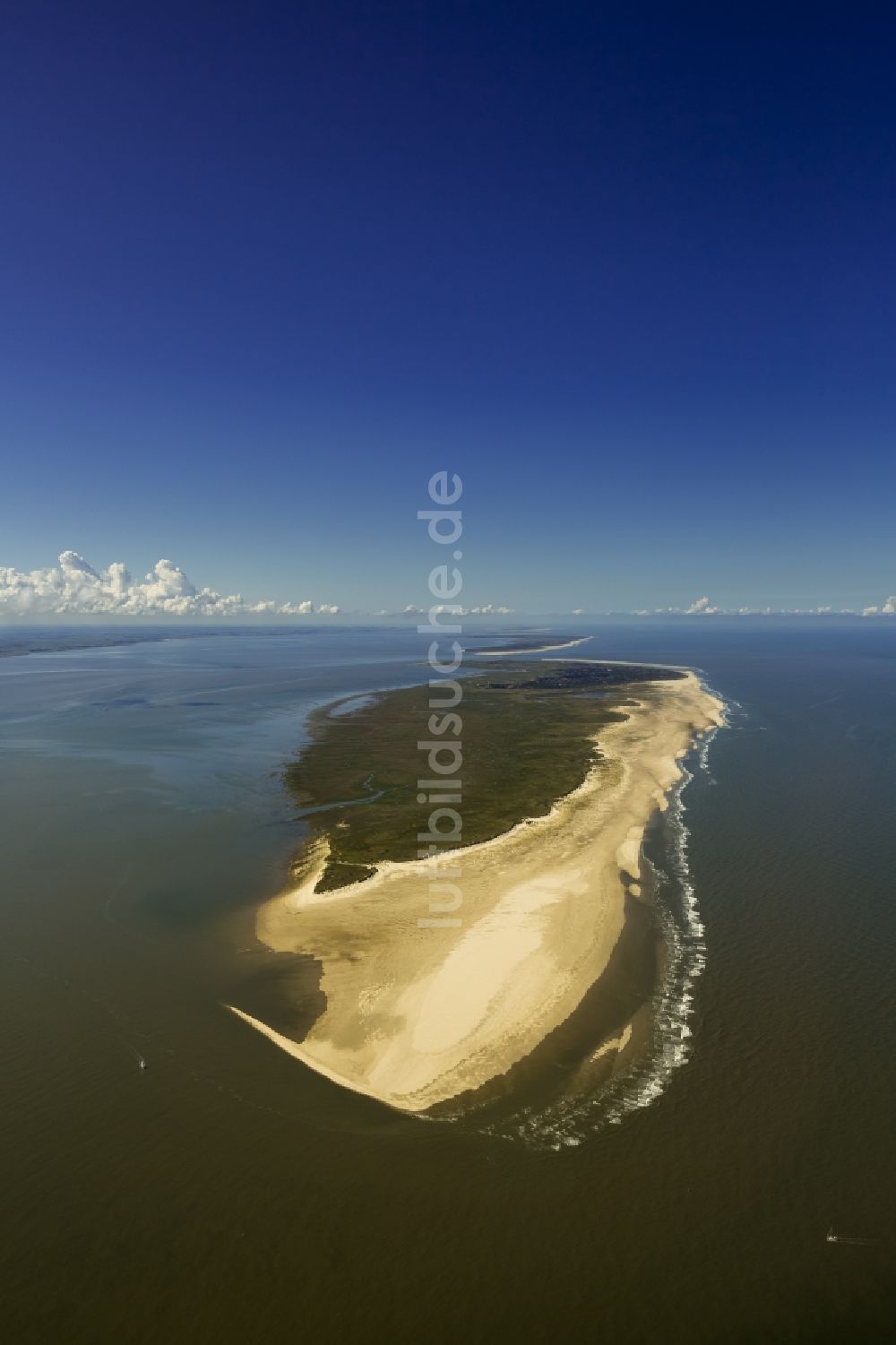 Wangerooge von oben - Küste der Insel Wangerooge als Teil der ostfriesischen Inseln im Wattenmeer im Bundesland Niedersachsen