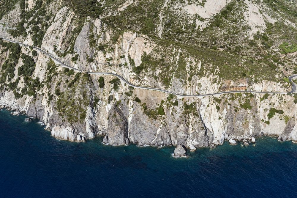 Elba von oben - Küste und Meer der Insel Elba in der Toscana in Italien