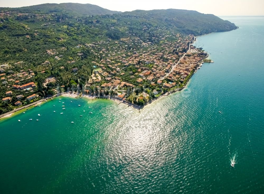 Torri del Benaco aus der Vogelperspektive: Küste von Torri del Benaco am Garda See in Veneto, Italien