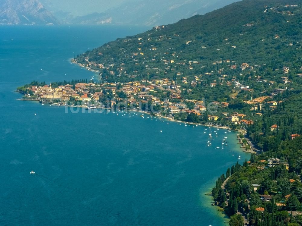 Luftbild Torri del Benaco - Küste in Torri del Benaco in Veneto am Garda See, Italien