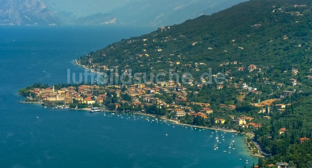 Luftaufnahme Torri del Benaco - Küste in Torri del Benaco in Veneto am Garda See, Italien