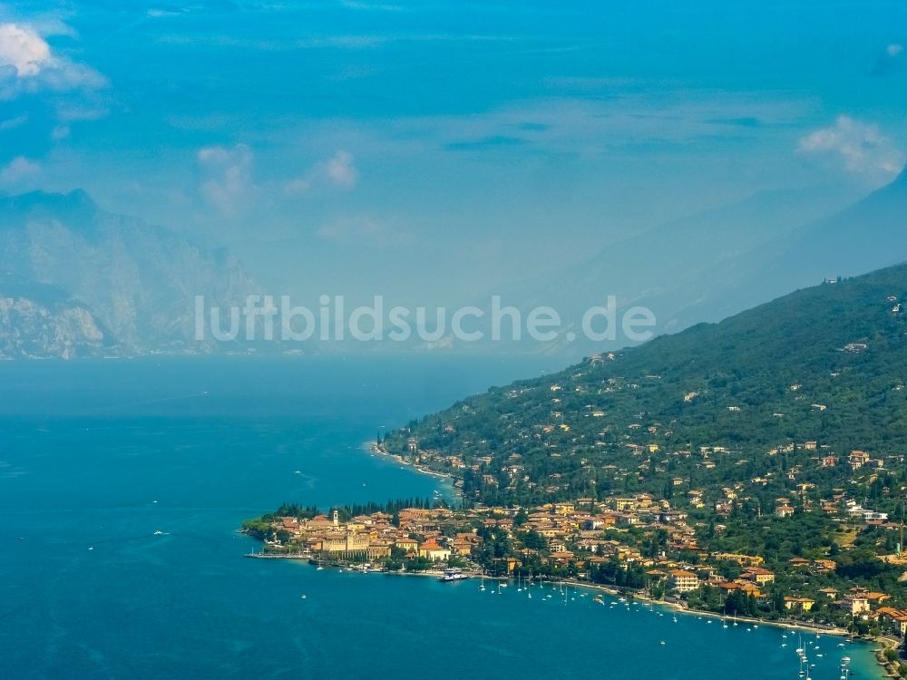 Torri del Benaco von oben - Küste in Torri del Benaco in Veneto am Garda See, Italien