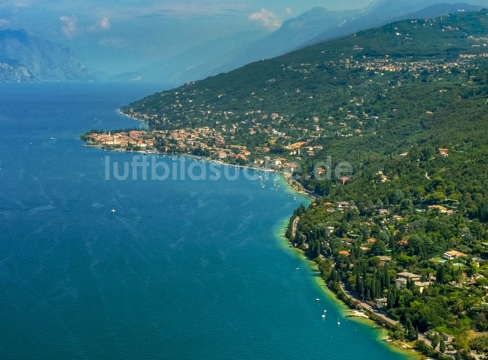 Torri del Benaco aus der Vogelperspektive: Küste in Torri del Benaco in Veneto am Garda See, Italien