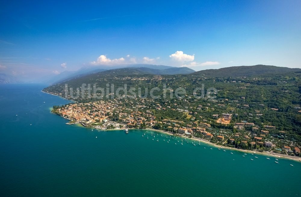 Luftaufnahme Torri del Benaco - Küste in Torri del Benaco in Veneto am Garda See, Italien