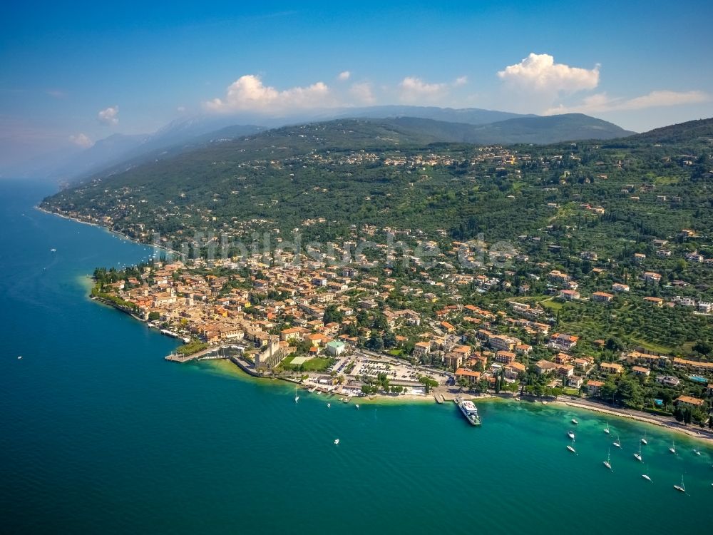 Torri del Benaco von oben - Küste in Torri del Benaco in Veneto am Garda See, Italien