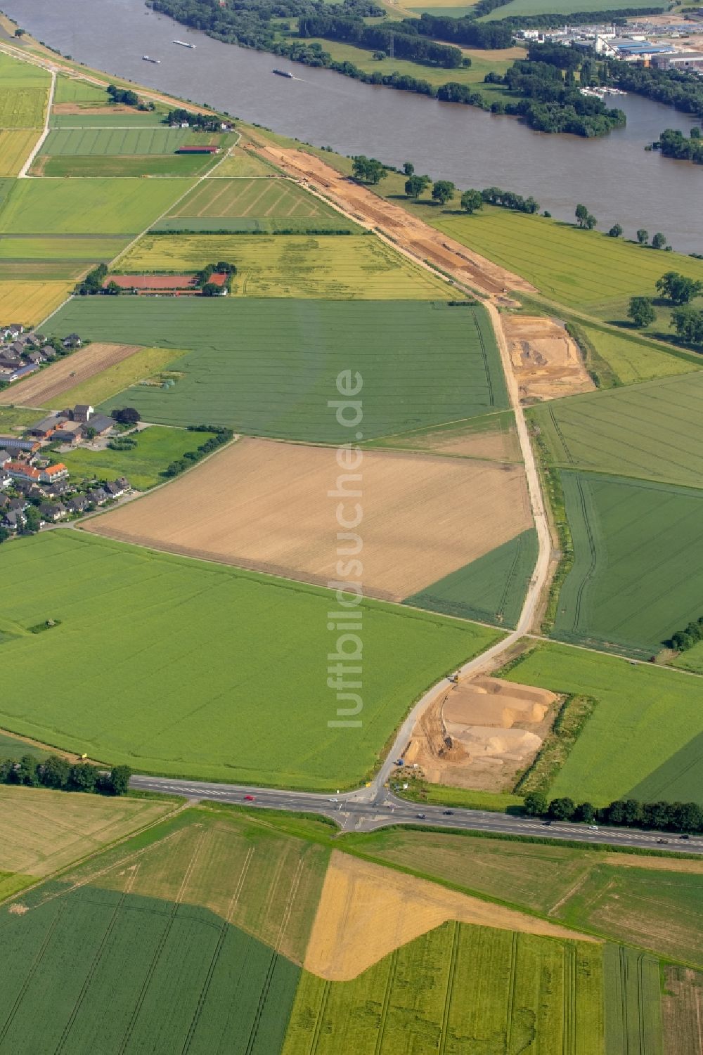 Luftaufnahme Duisburg - Küsten- Landschaft mit Deich- Schutzstreifen in Duisburg im Bundesland Nordrhein-Westfalen