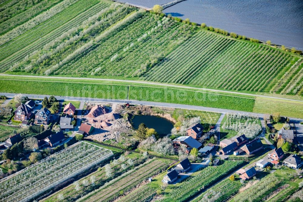 Grünendeich aus der Vogelperspektive: Küsten- Landschaft mit Deich- Schutzstreifen in Grünendeich im Bundesland Niedersachsen, Deutschland